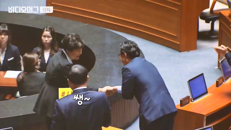 현수막 시위하는 자유한국당에 웃으며 악수하는 대통령.jpg | 인스티즈