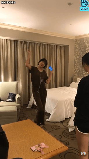 [여자친구] 안무만 보고 노래 맞추기 하는 소원,예린.gif | 인스티즈