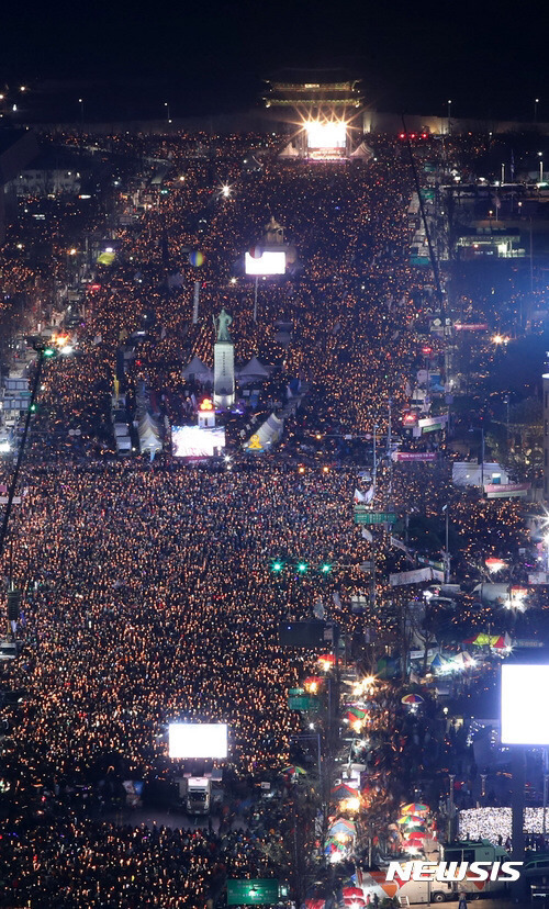박근혜 탄핵 촛불집회에 참석했던 1천700만 명의 시민이 '2017 에버트 인권상'을 받았다 | 인스티즈