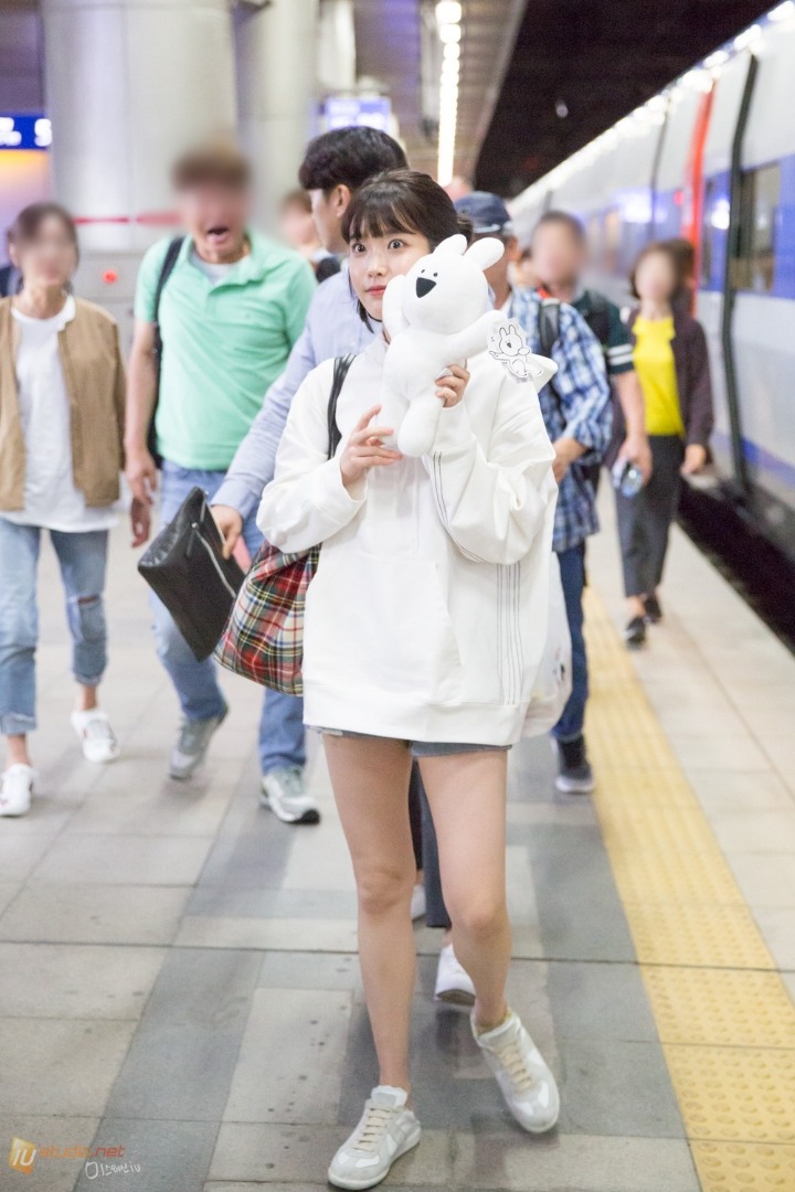 아이유 2017년 대학생룩 모음.jpg | 인스티즈
