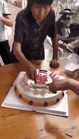 생일선물 받고 좋아하시는 할머니.gif | 인스티즈