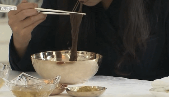 냉면 먹는 리설주.gif | 인스티즈