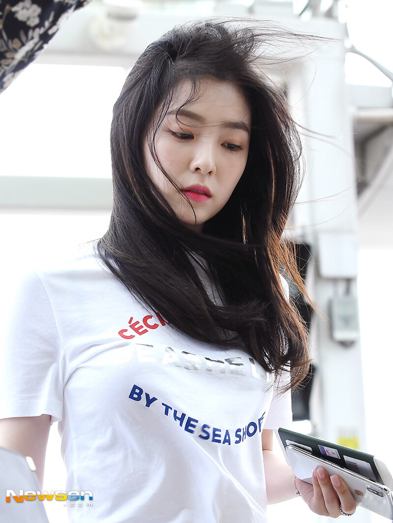 바람 부는 공항의 아이린.jpg | 인스티즈