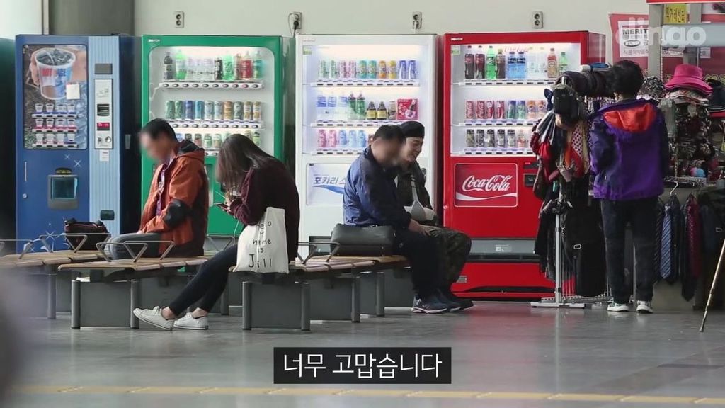팔을 다친 군인이 신발 끈을 묶어달라고 부탁 한다면?...JPG | 인스티즈