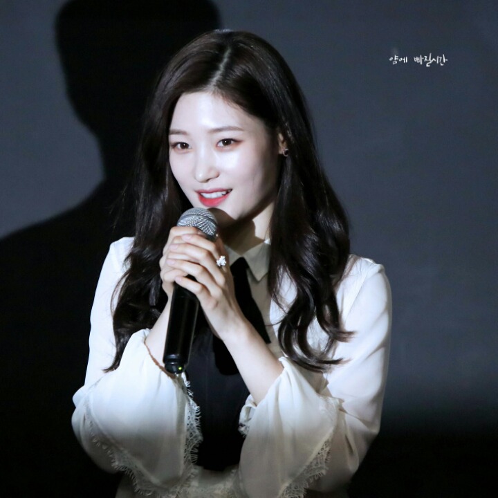 흰 의상이 참 잘어울리는 처자 | 인스티즈