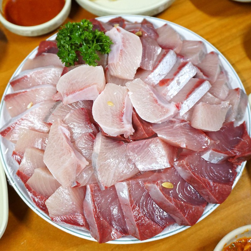 사람들이 몇 시간씩 줄서서 먹는다는 서울 유명 횟집의 방어회.jpg | 인스티즈